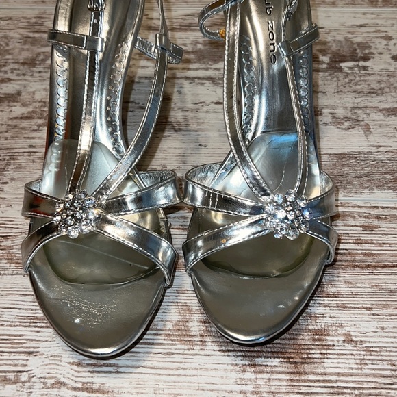 Club Zone Size 8 Silver Heels - Picture 2 of 6